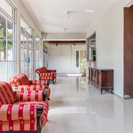 Отель Reddoorz Near Malioboro Tugu Station Jogja 2 Джокьякарта Экстерьер фото