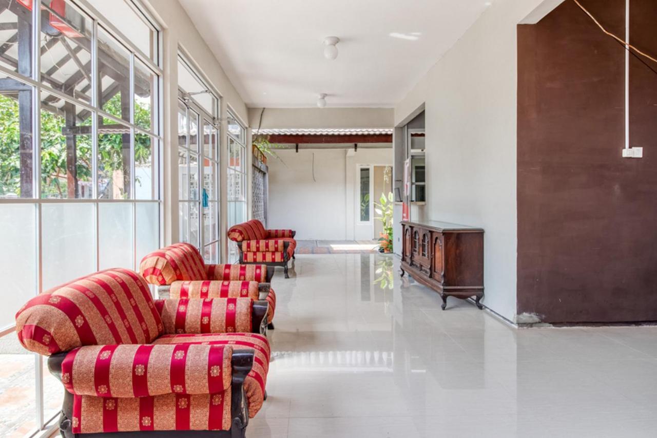 Отель Reddoorz Near Malioboro Tugu Station Jogja 2 Джокьякарта Экстерьер фото