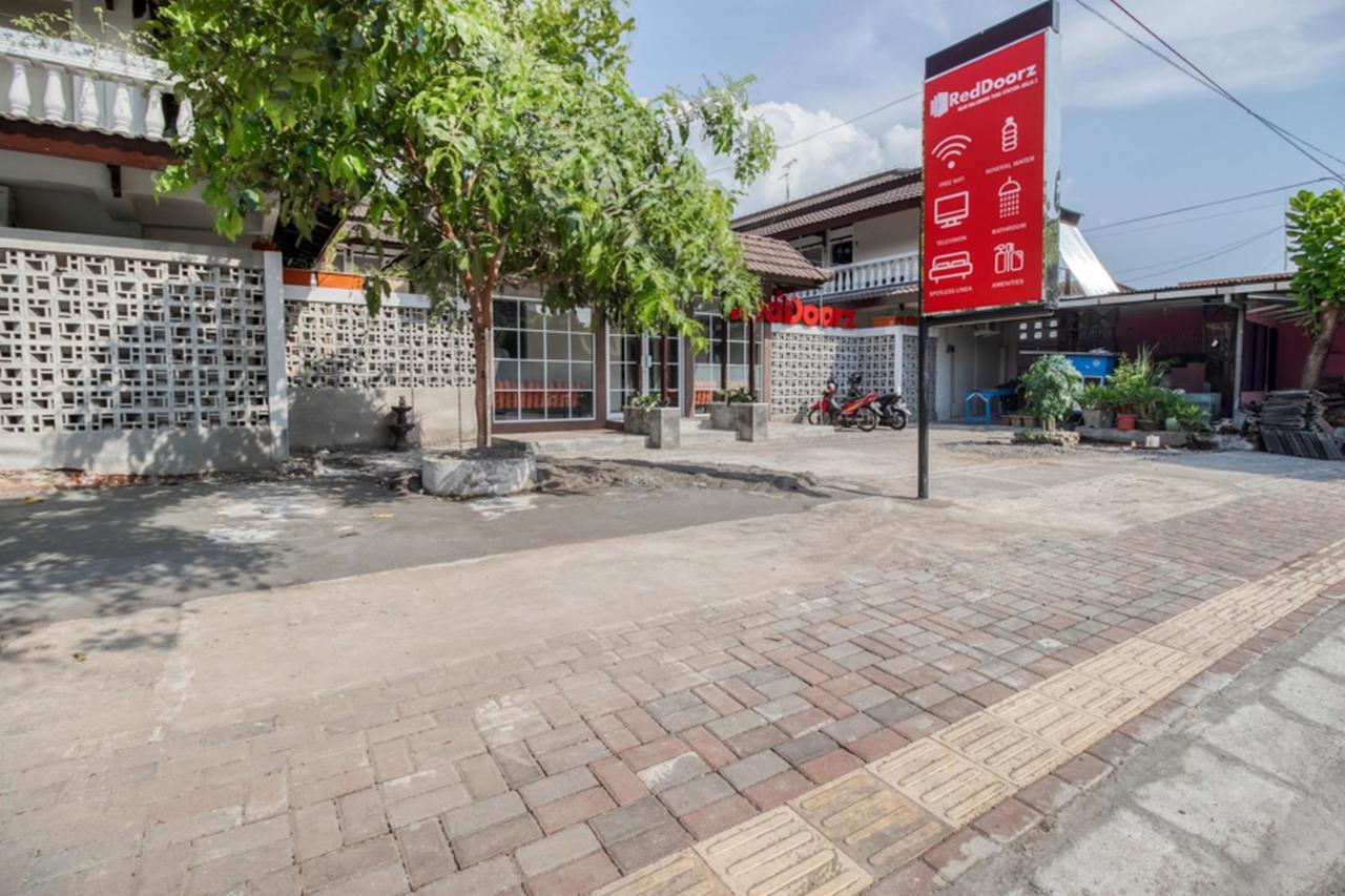 Отель Reddoorz Near Malioboro Tugu Station Jogja 2 Джокьякарта Экстерьер фото