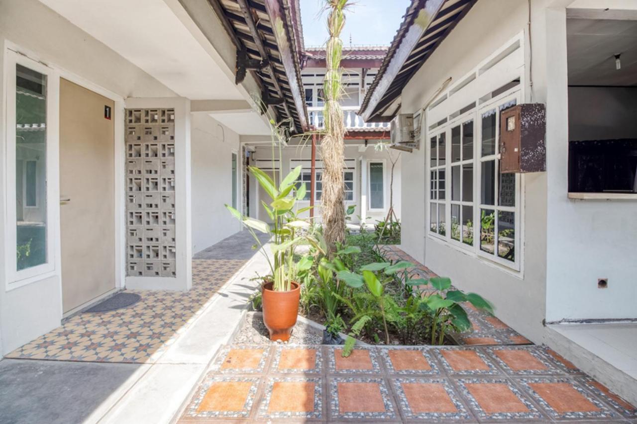 Отель Reddoorz Near Malioboro Tugu Station Jogja 2 Джокьякарта Экстерьер фото