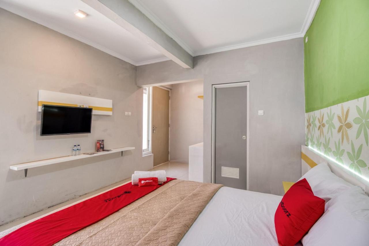 Отель Reddoorz Near Malioboro Tugu Station Jogja 2 Джокьякарта Экстерьер фото