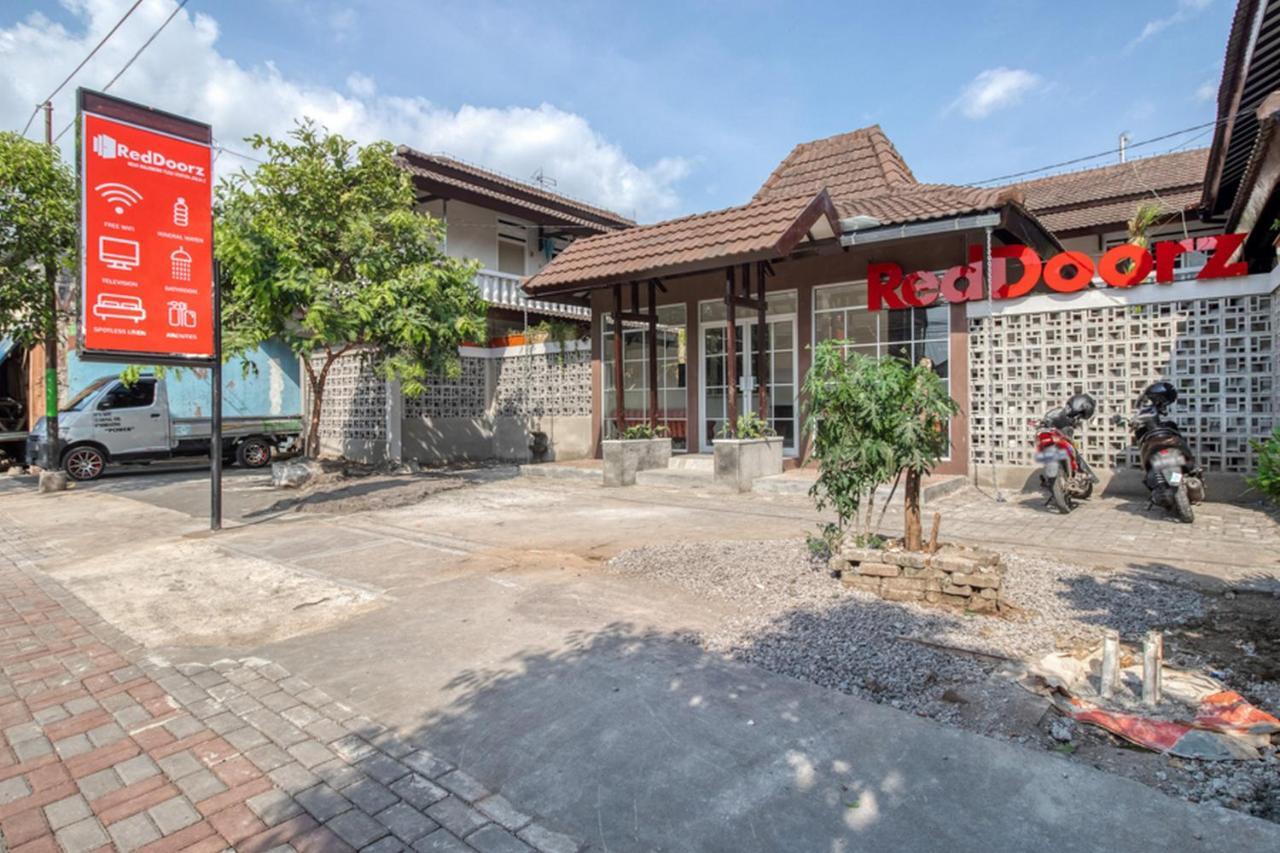 Отель Reddoorz Near Malioboro Tugu Station Jogja 2 Джокьякарта Экстерьер фото