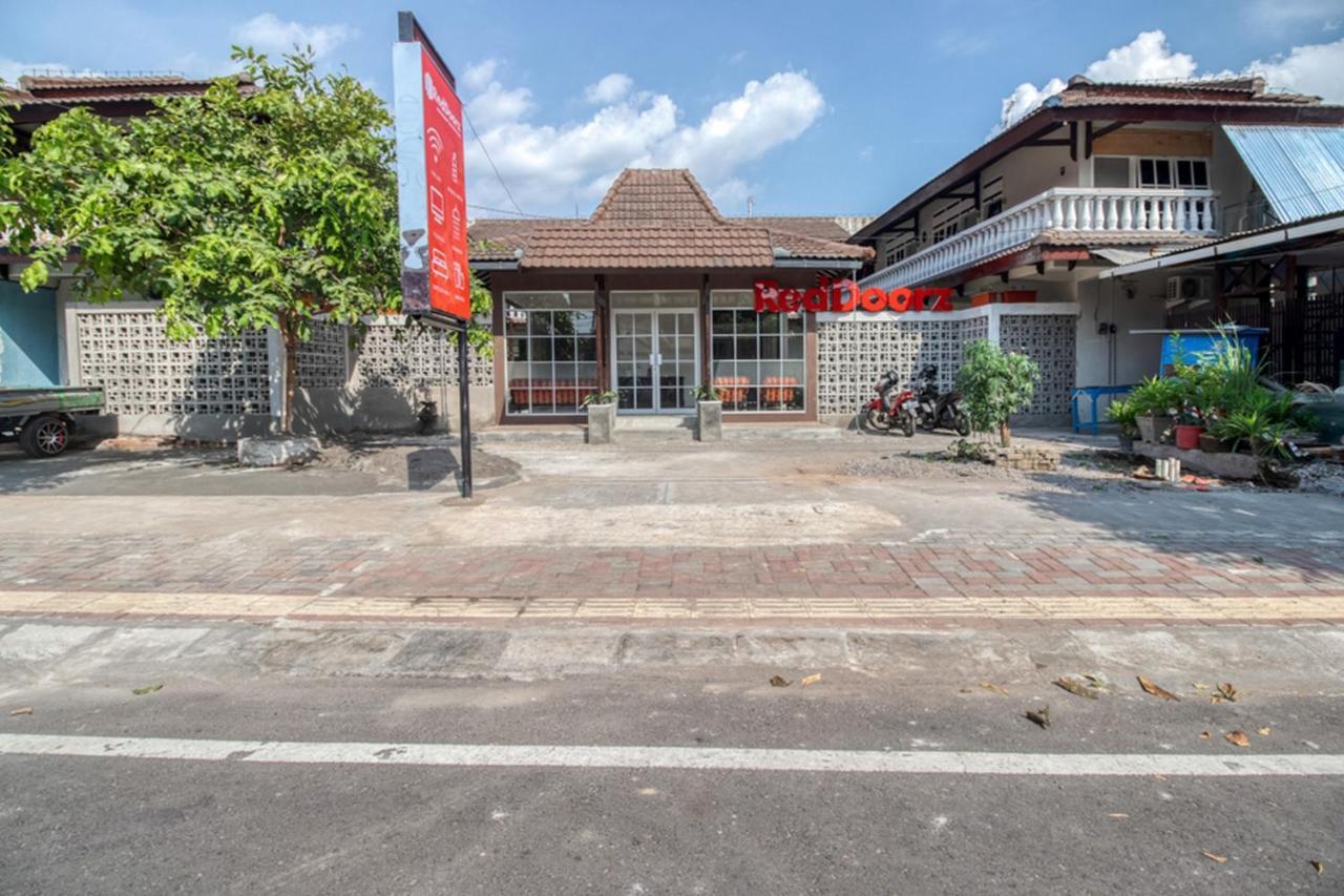 Отель Reddoorz Near Malioboro Tugu Station Jogja 2 Джокьякарта Экстерьер фото