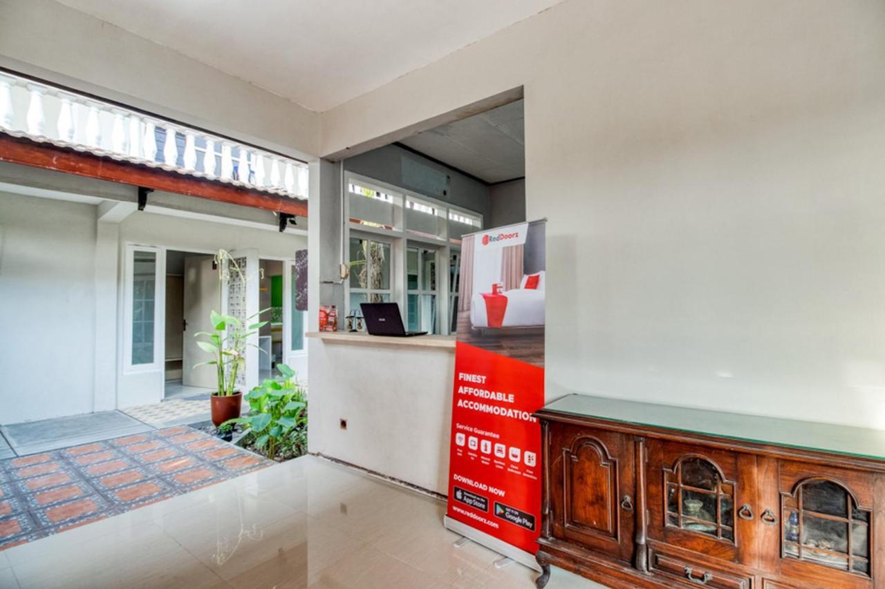 Отель Reddoorz Near Malioboro Tugu Station Jogja 2 Джокьякарта Экстерьер фото