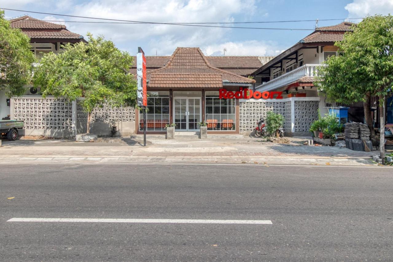 Отель Reddoorz Near Malioboro Tugu Station Jogja 2 Джокьякарта Экстерьер фото